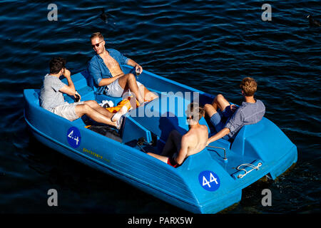 Quattro giovani rilassante in un pedalò, la serpentina, Hyde Park, Londra, Inghilterra Foto Stock