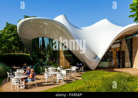 La rivista cafe/ristorante, Serpentine Sackler Gallery, Kensington Gardens, Londra, Inghilterra Foto Stock