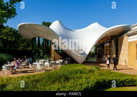 La rivista cafe/ristorante, Serpentine Sackler Gallery, Kensington Gardens, Londra, Inghilterra Foto Stock