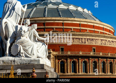 L'Albert Memorial e la statua di Royal Albert Hall, Kensington Gardens, London, Regno Unito Foto Stock