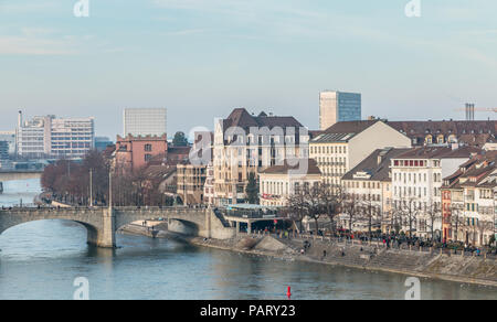 Basel, Svizzera - 25 dicembre 2017: Architettura particolare di case sul Reno nel centro della città dove le persone sono a piedi su una giornata invernale Foto Stock