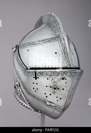 Chiudere il casco per il torneo. Cultura: austriaco, Innsbruck. Designer: Ornamento copiato da un design da Daniel Hopfer (tedesco, Kaufbeuren 1471-1536 Augusta). Dimensioni: H. 10 1/2 in. (26,7 cm); W. 8 5/16 in. (21,1 cm); D. 12 1/4 in. (31,1 cm); Wt. 6 lb. 3 oz. (2803 g). Data: datata 1552. L'ornamento sul pettine è copiato da un disegno dell'Augsburg printmaker e armor etcher Daniel Hopfer (ca. 1470-1536), il cui pubblicato stampe erano molto influente nello sviluppo di un riconoscibile Augsburg stile di armor della decorazione che è stato emulato a Innsbruck e altrove in Austria e Sud G Foto Stock