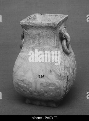 Vaso quadrangolare (Fang Hu). Cultura: la Cina. Dimensioni: H. 4 5/16 in. (10,9 cm); W. 2 7/8 in. (7.3 cm); L. 2 7/8 in. (7.3 cm). Museo: Metropolitan Museum of Art di New York, Stati Uniti d'America. Foto Stock
