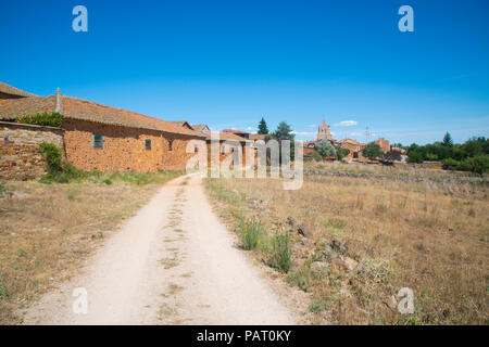 Panoramica. Castrillo de los Polvazares, provincia di León, Castilla Leon, Spagna. Foto Stock