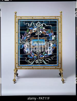 Firescreen. Cultura: American. Dimensioni: complessivo: 42 x 29 in. (106,7 x 73,7 cm) pannello: 30 x 26 7/8 in. (76,2 x 68,3 cm). Autore: John La Farge (American, New York 1835-1910 Providence, Rhode Island). Data: 1884. Secondo la tradizione di famiglia, John La Farge composto questo pannello in 1884 come un decimo anniversario di matrimonio presente per i suoi amici vicini Richard Watson Gilder (1844-1909) e il suo allievo, Helena de Kay (1846-1916), un pittore. Una corona che circonda le iniziali del nome e del anno 1874 inscritta in oro commemorano il loro matrimonio. Esso originariamente funzionava come una finestra in un angolo caminetto in Gil Foto Stock