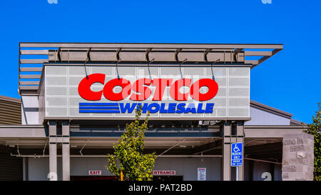 Lug. 26, 2017: COSTCO sulla strada di Raleigh, San Jose, CA. Costco è un abbonamento a magazzino solo club che offre una vasta selezione di articoli di merchandising. Foto Stock