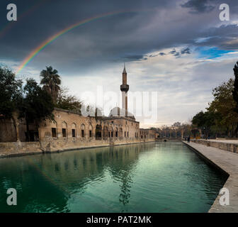 La moschea di Halil-ur-Rahman Riflessione su abramo piscina del pesce di lago di riflessione, Urfa, Turchia Foto Stock