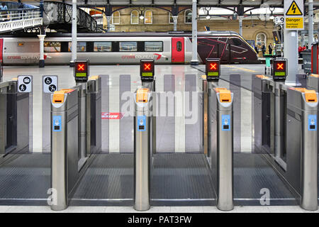 Biglietto ferroviario non barriera entrata segno con Arriva Cross Country treno piattaforma a Newcastle upon Tyne i mezzi di trasporto pubblici Stazione ferroviaria Tyne and Wear UK Foto Stock