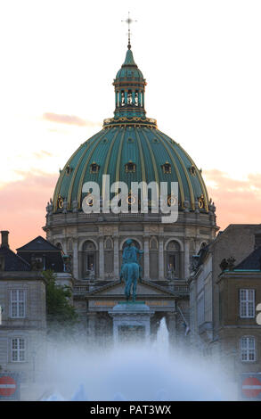 Il XVIII secolo Frederik la Chiesa e il Palazzo di Amalienborg al tramonto in Copnehagen, Danimarca Foto Stock