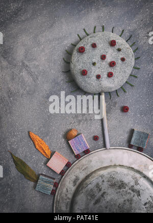 Creative autunnale di disposizione dei vari oggetti: foglie, acorn, pietra rotonda e bacche su grigio Sfondo graffiante Foto Stock