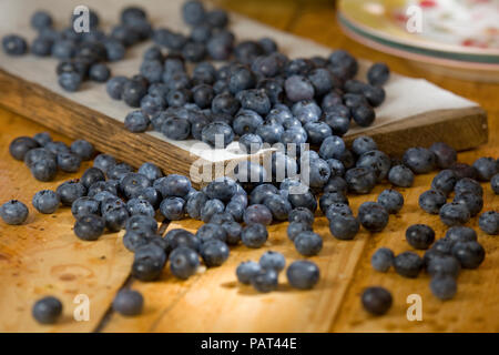 I mirtilli sul tavolo da cucina Foto Stock