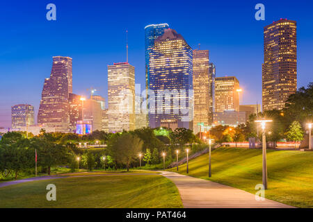 Houston, Texas, Stati Uniti d'America skyline e il parco al tramonto. Foto Stock