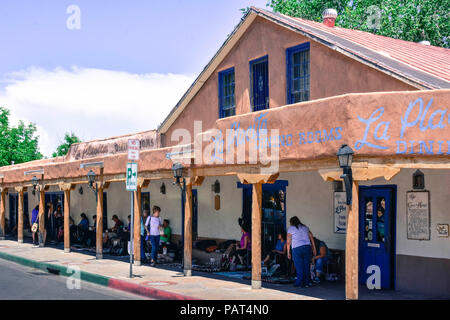 Vista dei nativi americani che vendono i loro articoli sotto il portico de La Placita Ristorante nella città vecchia Albuquerque, NM Foto Stock