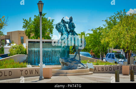 Una statua equestre di Don Francisco Cuervo y Valdes, il fondatore di Albuquerque, NM, in ingresso alla città vecchia con la fontana di acqua nella impostazione del parco Foto Stock