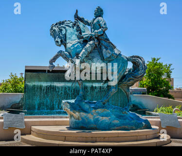 Una statua equestre di Don Francisco Cuervo y Valdes, il fondatore di Albuquerque, NM, in ingresso alla città vecchia con la fontana di acqua nella impostazione del parco Foto Stock