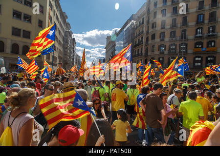 Barcellona, in Catalogna, Spagna, 11 Settembre 2017: la gente sul supporto di rally per l indipendenza della Catalunya durante la giornata nazionale Foto Stock