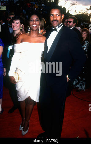 LOS ANGELES, CA - MARZO 30: attrice Pauletta Washington e attore Denzel Washington assistere al sessantaquattresimo annuale di Academy Awards su Marzo 30, 1992 a Dorothy Chandler Pavilion di Los Angeles, California. Foto di Barry re/Alamy Stock Photo Foto Stock