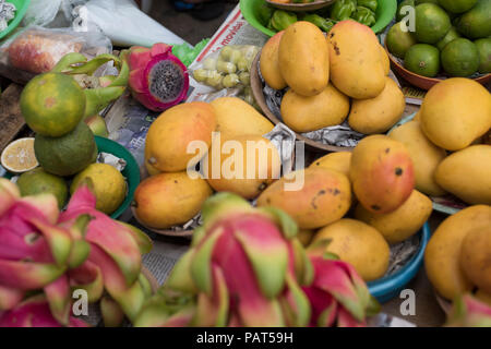 Mango e dragon frutto per la vendita in un mercato messicano Foto Stock