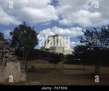 PIRAMIDE DEL ADIVINO-FACHADA PONIENTE-cultura maya. Posizione: PIRAMIDE DEL ADIVINO, UXMAL, CIUDAD DE MEXICO. Foto Stock