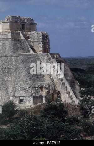 PIRAMIDE DEL ADIVINO-FACHADA PONIENTE-CONJUNTO MAYA. Posizione: PIRAMIDE DEL ADIVINO, UXMAL, CIUDAD DE MEXICO. Foto Stock