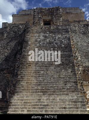 PIRAMIDE DEL ADIVINO-FACHADA PONIENTE-cultura maya. Posizione: PIRAMIDE DEL ADIVINO, UXMAL, CIUDAD DE MEXICO. Foto Stock