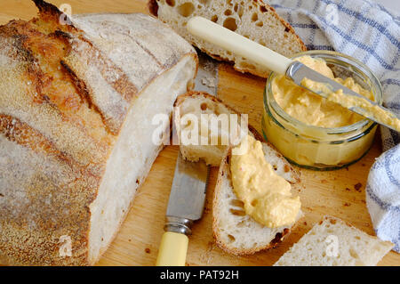 Rustico pane di pasta acida e peperoncino dolce houmous Foto Stock