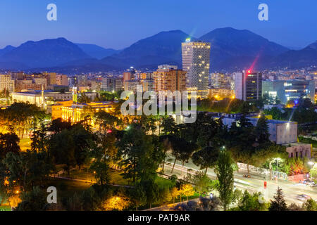 Albania Tirana - City Centre e Torre TID di sera Foto Stock