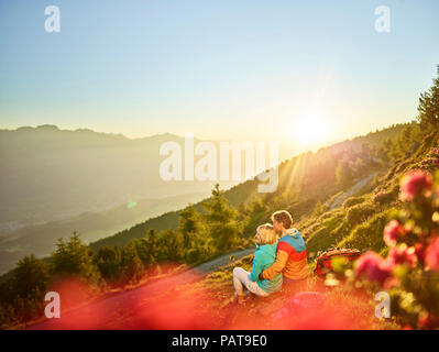 Austria, Tirolo, giovane escursionismo il Zirbenweg al Patscherkofel, prendendo una pausa Foto Stock