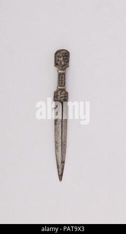 Coltello. Cultura: caucasiche. Dimensioni: L. 4 7/8 in. (12,4 cm); L. della pala 3 a. (7,6 cm); W. 9/16 in. (1,4 cm); Wt. 0.5 oz. (14,2 g). Data: XVIII-XIX secolo. Museo: Metropolitan Museum of Art di New York, Stati Uniti d'America. Foto Stock