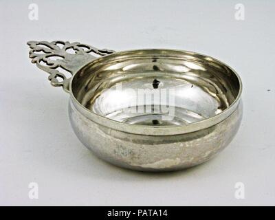 Porringer. Cultura: American. Dimensioni: complessivo: 1 7/8 x 7 1/4 in. (4,8 x 18,4 cm); 7 oz. 5 dwt. (225 g) labbro: Diam. 4 13/16 in. (12,2 cm) corpo: Diam. 4 7/8 in. (12,4 cm). Autore: Bancroft Beccaccia (1732-1817). Data: 1754-1790. Museo: Metropolitan Museum of Art di New York, Stati Uniti d'America. Foto Stock