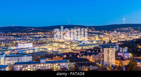 Germania, Stuttgart, panoramica cityscape con la torre della TV di sera, blu ora Foto Stock