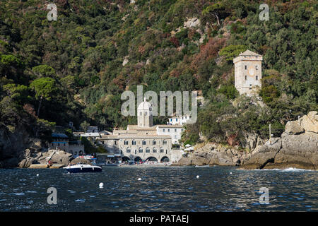 Villaggio costiero e la spiaggia di San Fruttuoso, Liguria, Italia. Foto Stock