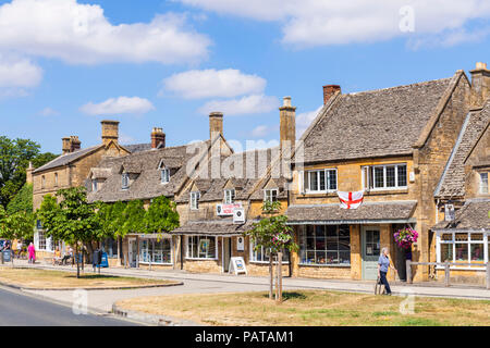 cotswolds Village negozi e caffè sulla strada principale in broadway High Street broadway uk il cotwolds Broadway Worcestershire Inghilterra UK GB Europa Foto Stock