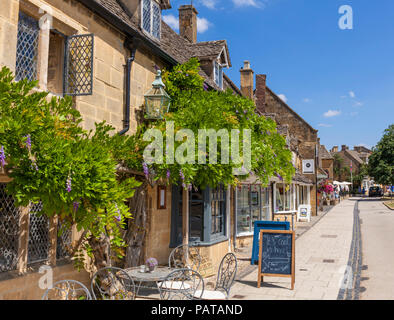 Cotswolds Village Cafe sulla strada principale a broadway uk il cotwolds Broadway Worcestershire Inghilterra UK GB Europa Foto Stock