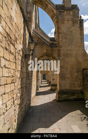 Guardando lungo la Cattedrale di Winchester chiostri, Hampshire, Engalnd Foto Stock