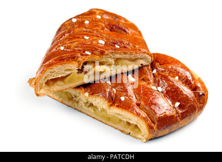 Apfelstrudel (torta di mele) isolato su sfondo bianco Foto Stock