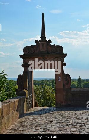 La porta di pietra di fronte a scale con ciottoli e parete presso il castello di Aschaffenburg, Baviera, Germania Foto Stock