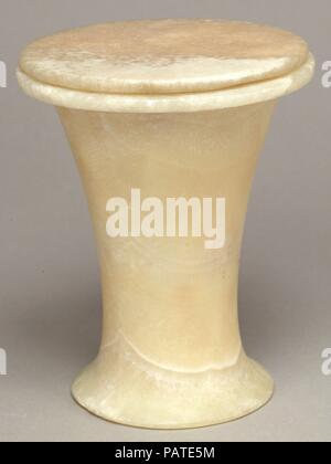 Unguento grande vaso con coperchio. Dimensioni: jar. h. 17,4 cm (6 7/8 in.); diam. 14,4 cm (5 11/16 in.); coperchio: diam. 13,9 cm (5 1/2 in.). Dynasty: Dynasty 18. Regno: regno di Thutmosi III. Data: ca. 1479-1425 A.C. Questa svasatura bicchiere è un tipo di vaso utilizzato per unguenti dal tempo delle prime dinastie. Esso appare nella decorazione e offrendo elenchi di Vecchio Regno tombe come presto come Dynasty 3. Questa è una della nave forme associate con i sette oli sacri e si ritrova in fatto appositamente cofanetti come quello dalla tomba della Principessa Sithathoryunet della dinastia 12 (16.1.33a, b-16.1. Foto Stock