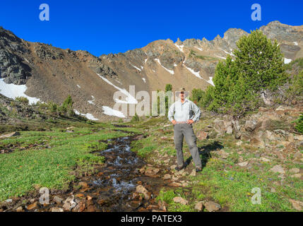 Ritratto di auto di Giovanni figliando nella radice del tabacco le montagne vicino al mammut, montana Foto Stock