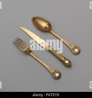 Set di sei coltelli. Cultura: francese, Parigi. Dimensioni: Lunghezza (ciascuno): 8 7/16 in. (21,4 cm). Autore: Louis-Joseph Lenhendrick (master 1747, morto 1783). Data: 1767-71. La pelle cesellata box contiene sei couverts -- il termine francese per due o più pezzi adattati di posate--che in questo caso comprendono ciascuno una forchetta, cucchiaio e coltello. Sei identici couverts alloggiata in una scatola di simili sono anche nella collezione del museo. Non è noto per i quali questi trentasei pezzi di posate sono state fatte perché gli stemmi che decorate ciascuna forcella, coltelli e cucchiaio sono state cancellate. Tuttavia le due scatole Foto Stock