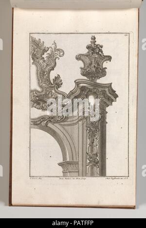 Suggerimento per la decorazione della parte superiore lato destro del Portale, piastra 4 da 'Allerneueste Façon von Auszierungen zu Portalen'. Pittore ed incisore: Jeremias Wachsmuth (Tedesco, 1712-1771). Dimensioni: complessivo: 8 7/16 × 13 3/4 in. (21,5 × 35 cm). Editore: Martin Engelbrecht (tedesco, Augsburg 1684-1756 Augusta). Data: stampato ca. 1750-56. Ornamento con la stampa di un disegno per la decorazione dell'angolo superiore destro di un portale monumentale, legato in un album contenente 27 serie con un totale di 122 stampe di ornamento dal fondo del prominente Augsburg editore Martin Engelbrecht. Museo: Metropolitan Foto Stock