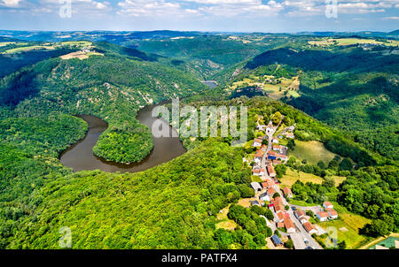 Meandro del Queuille sul fiume Sioule in Puy-de-Dome dipartimento di Francia Foto Stock