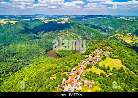 Meandro del Queuille sul fiume Sioule in Puy-de-Dome dipartimento di Francia Foto Stock