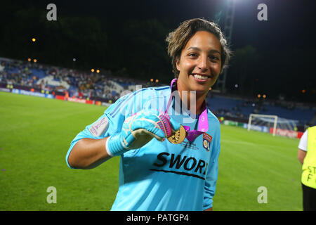 Kiev, Ucraina - 24 Maggio 2018: Sarah Bouhaddi close-up verticale con medaglia celebrando la vittoria nel femminile UEFA Champions League Wolfsburg-Lyon finale Foto Stock