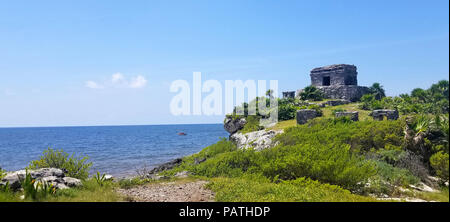 Fronte spiaggia fortezza Maya rovine e il tempio vicino a Tulum, Messico. Foto Stock