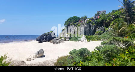 Fronte spiaggia fortezza Maya rovine e il tempio vicino a Tulum, Messico. Foto Stock