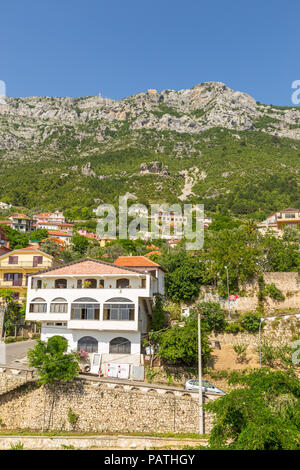 Kruja, Albania- 24 giugno 2014: vista dal castello di Kruja della città vecchia in una bellissima giornata di sole. Città situata nell'Albania centrale vicino a Tirana. Foto Stock