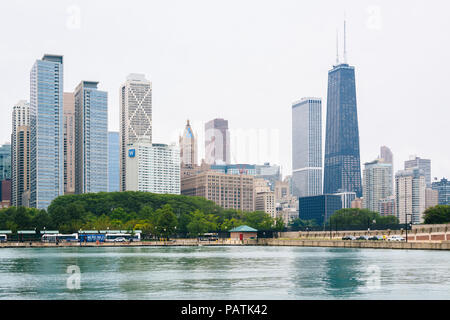 Una vista sullo skyline di Chicago dal Navy Pier di Chicago, Illinois. Foto Stock