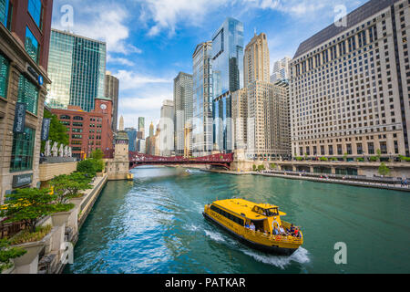 Con un taxi acqueo sul Fiume di Chicago a Chicago, Illinois Foto Stock