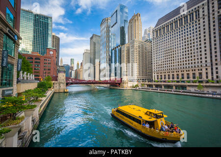 Con un taxi acqueo sul Fiume di Chicago a Chicago, Illinois Foto Stock